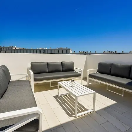 Vakantiehuis New Modern House With Private Pool